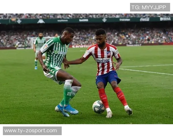 熊出没惊险一幕前马竞前锋科雷亚抱女儿遭遇野生熊袭击