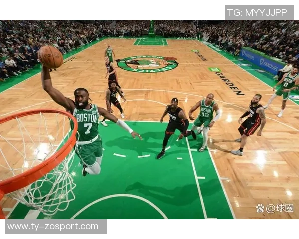 杰伦布朗次节火力全开狂砍18分半场14投9中斩获22分助攻与抢断表现出色