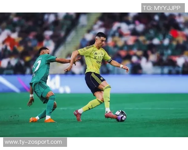 C罗社交媒体分享友谊赛精彩瞬间展现团队精神与奋斗决心